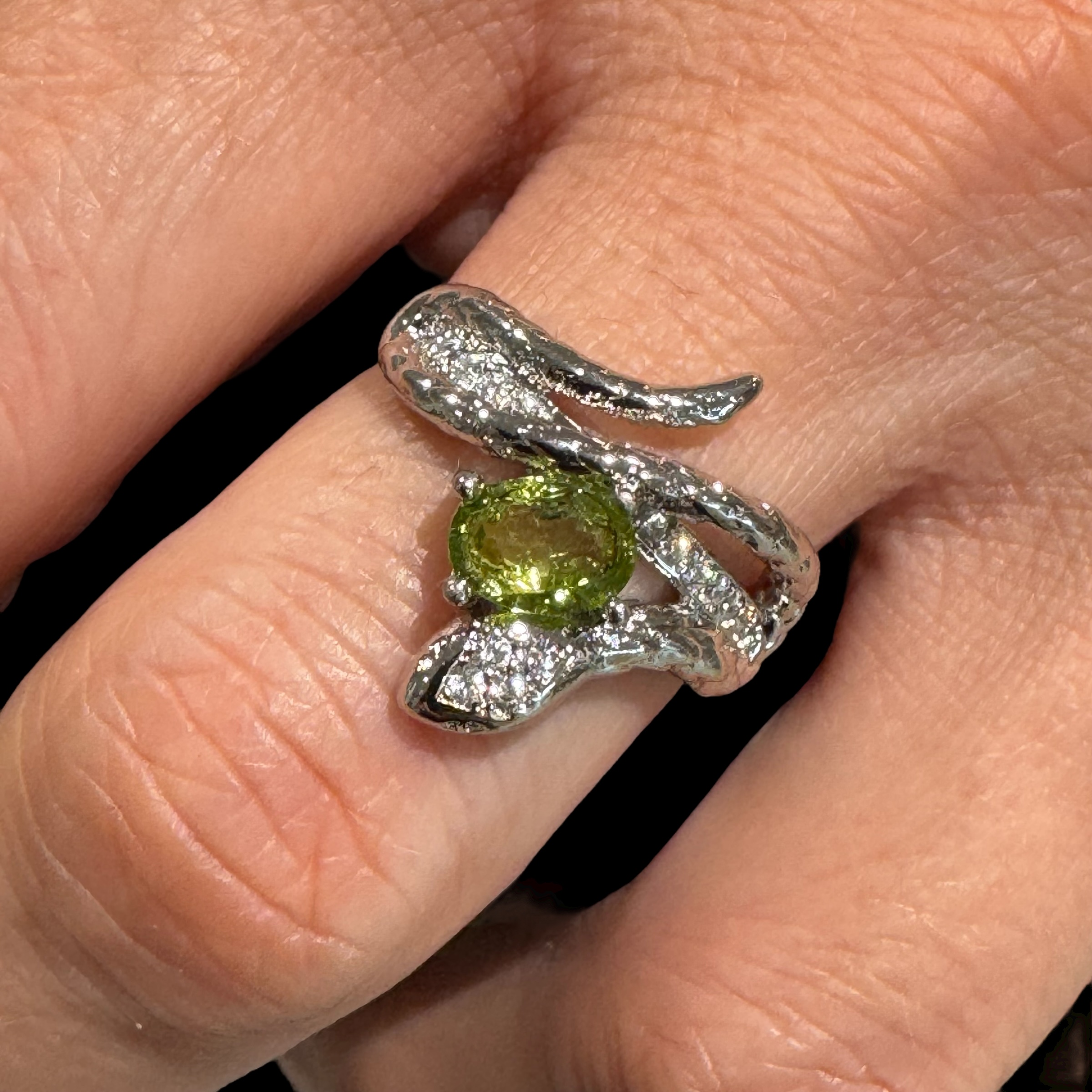 Slangefingerring Med Facet Slebet Peridot