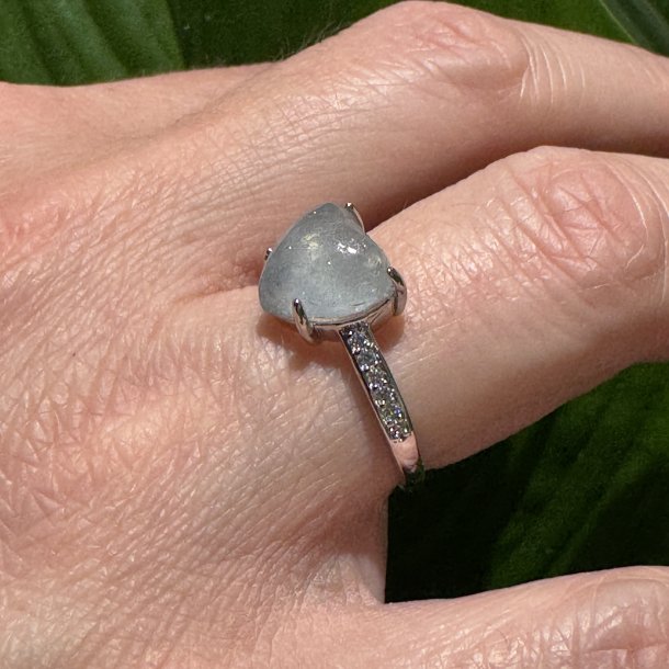 Morganit fors�lvet fingerring