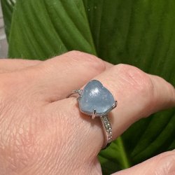 Morganit fors�lvet fingerring