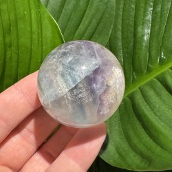 Regnbue fluorit kugle 47mm