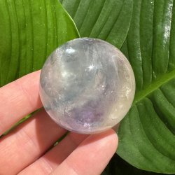 Regnbue fluorit kugle 47mm