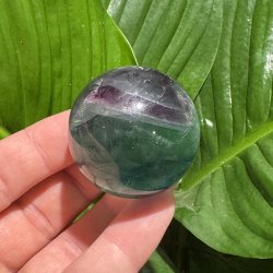 Regnbue fluorit kugle 43mm