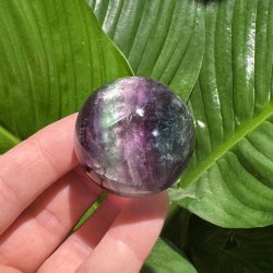 Regnbue fluorit kugle 44mm