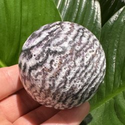 Zebra fluorit kugle 64mm