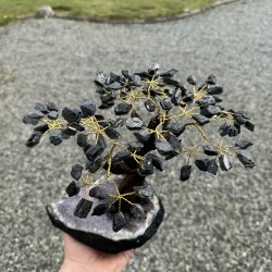 Bonsai tr� af ametyst og sort turmalin