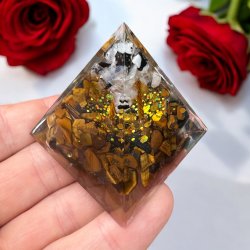Orgone pyramide tigerje og turmalin kvarts