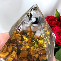 Orgone pyramide tigerje og turmalin kvarts
