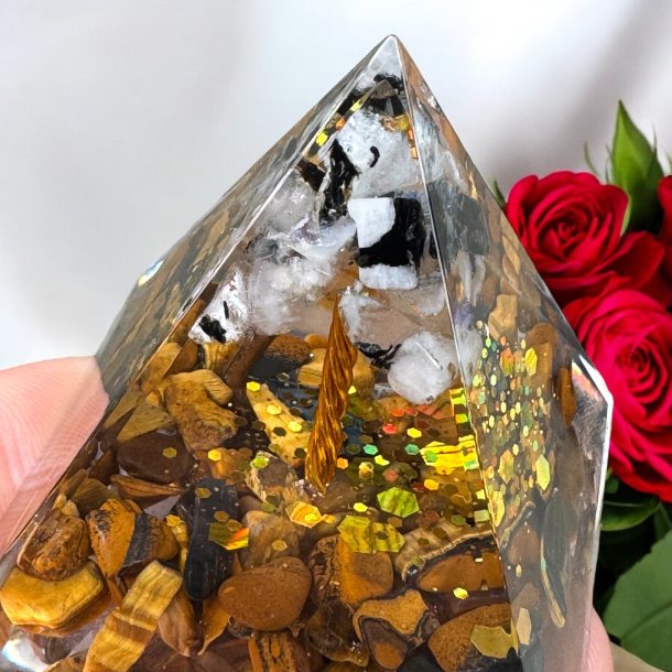 Orgone pyramide tigerje og turmalin kvarts