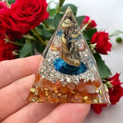 Orgone pyramide med Karneol og buddha