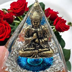 Orgone pyramide med Karneol og buddha