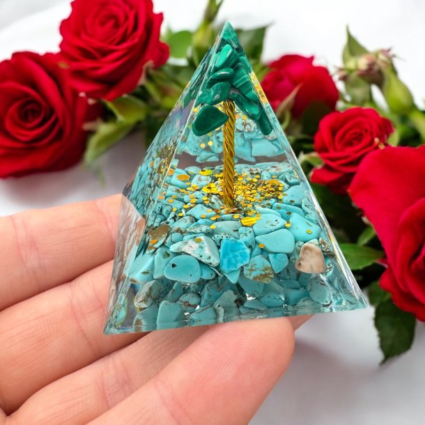 Orgone pyramide med  tyrkenit og malakit