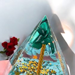 Orgone pyramide med  tyrkenit og malakit