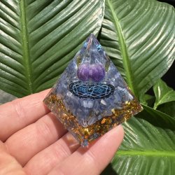 Orgone pyramide med ametyst/kyanit  og pentagram