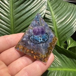 Orgone pyramide med ametyst/kyanit  og pentagram