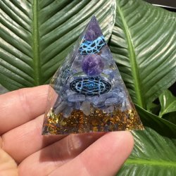 Orgone pyramide med ametyst/kyanit  og pentagram