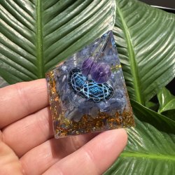 Orgone pyramide med ametyst/kyanit  og pentagram