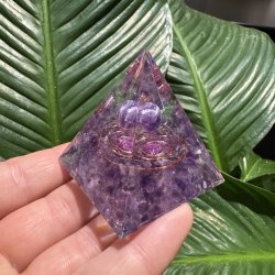 Orgone pyramide med ametyst og kobber