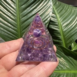 Orgone pyramide med ametyst og kobber
