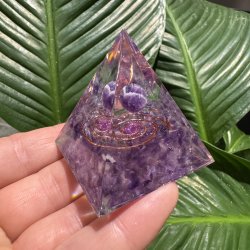 Orgone pyramide med ametyst og kobber