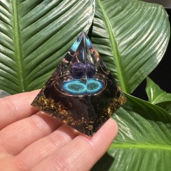 Orgone pyramide med ametyst og sort turmalin