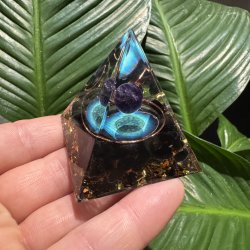 Orgone pyramide med ametyst og sort turmalin