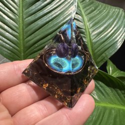 Orgone pyramide med ametyst og sort turmalin