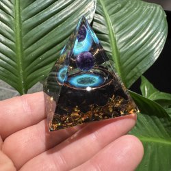 Orgone pyramide med ametyst og sort turmalin