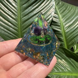 Orgone pyramide med ametyst og livets tr�