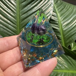 Orgone pyramide med ametyst og livets tr�