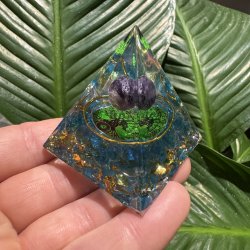 Orgone pyramide med ametyst og livets tr�