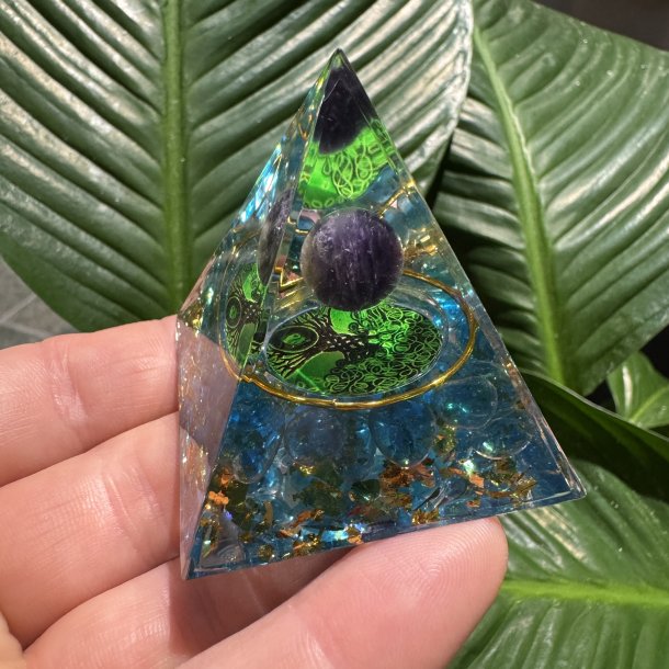 Orgone pyramide med ametyst og livets tr�