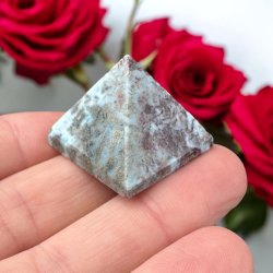 Larimar pyramide