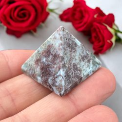 Larimar pyramide
