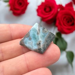 Larimar pyramide