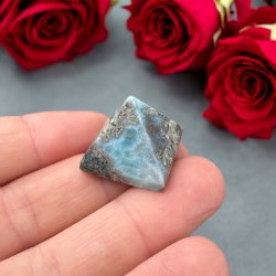 Larimar pyramide