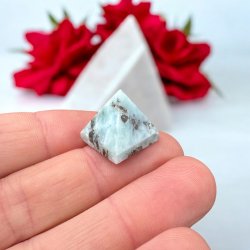 Larimar pyramide