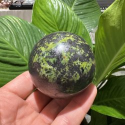 Gr�n opal kugle med pyrit 65mm
