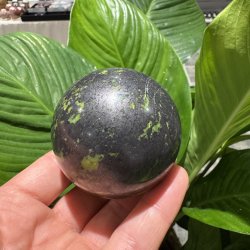 Gr�n opal kugle med pyrit 65mm
