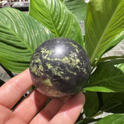 Gr�n opal kugle med pyrit 63mm