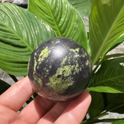 Gr�n opal kugle med pyrit 63mm
