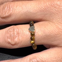 Tiger�je ring p� elastik med hjerte