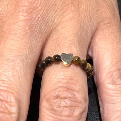 Tiger�je ring p� elastik med hjerte