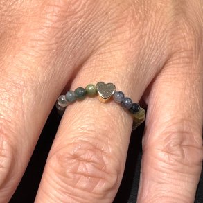 Turmalin ring p� elastik med hjerte