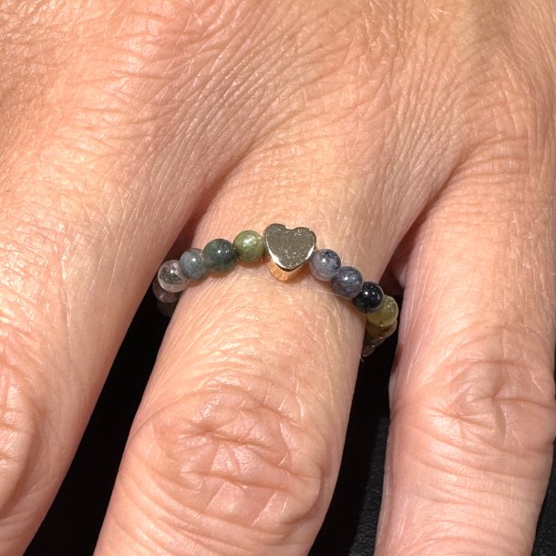 Turmalin ring p� elastik med hjerte