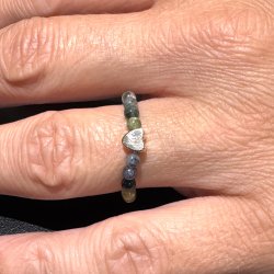 Turmalin ring p� elastik med hjerte