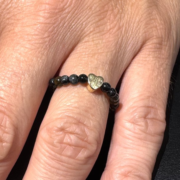 Mosagat ring p� elastik med hjerte