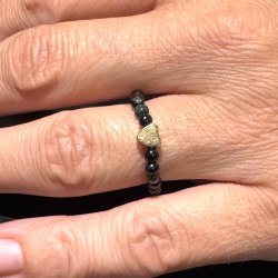 Mosagat ring p� elastik med hjerte