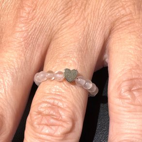 Rosenkvarts ring p� elastik med hjerte