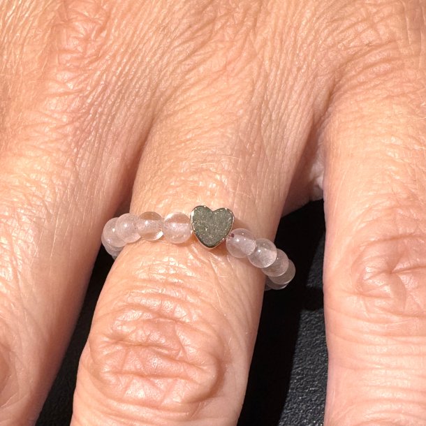 Rosenkvarts ring p� elastik med hjerte