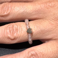 Rosenkvarts ring p� elastik med hjerte
